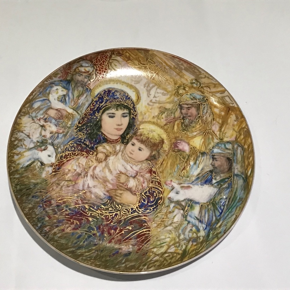 Edna Hibel Christmas Plate for 1988